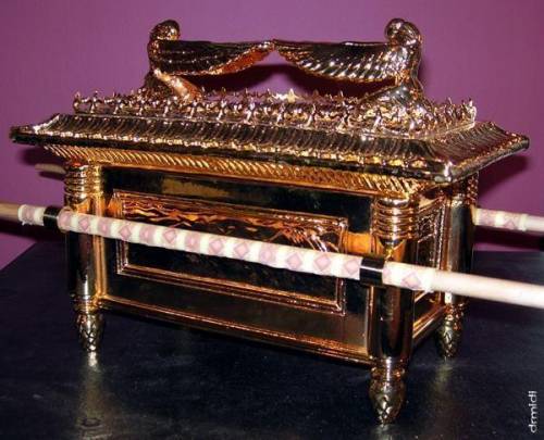 What does the ark of the covenant look like?
