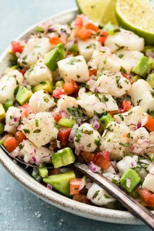 In Spanish, tell me about the dish in the picture, ceviche. Describe it as best you can. Describe th
