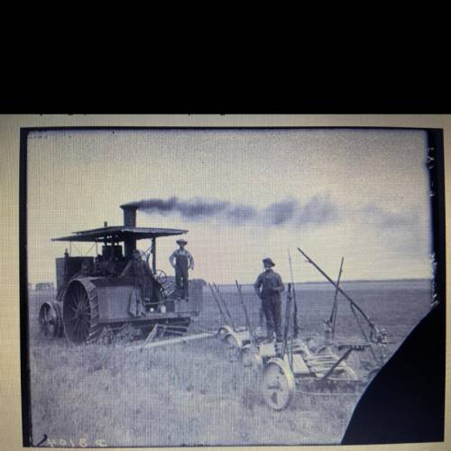 Which statement about farming in the late 1800s is supported by evidence in the photograph? (1 poin