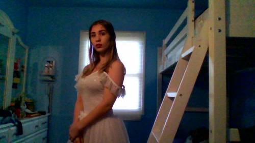 my costume is supposed to be the white queen from alice and wonderland. does it seem convinsable? b