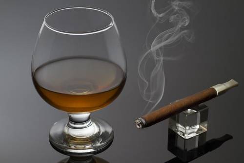 Is there a relationship between smoking and alcohol abuse?