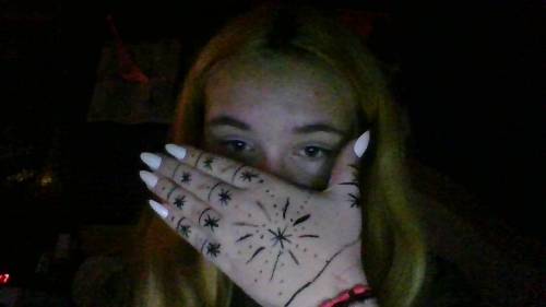 Do yall like my eyeliner drawing on my hand lol I was board
