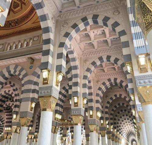 What common feature of Muslim architecture is seen here?