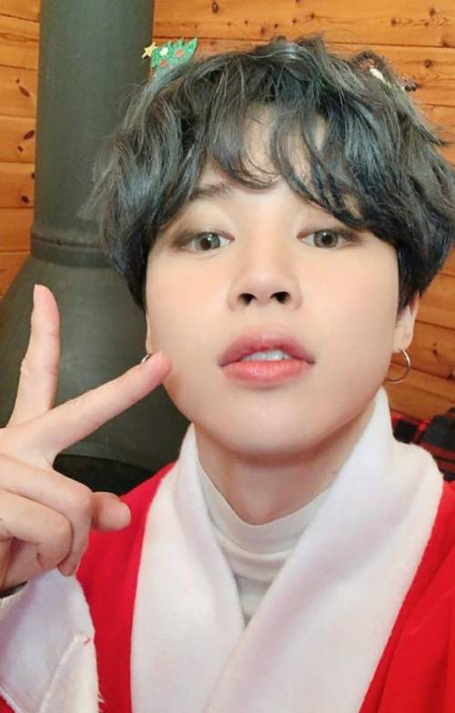Awwwwwwwwwwww , my chimmy looks so perfect in this Santa costumeeeee and contact lensesssss

uwuuu