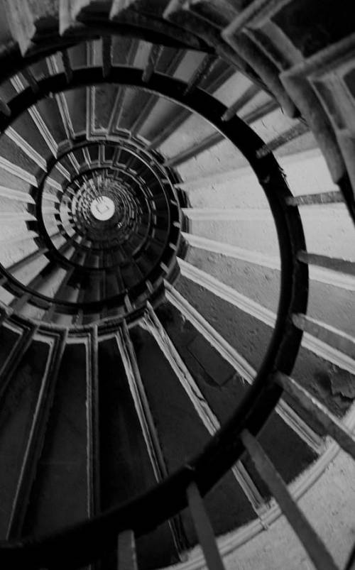 How would a spiral staircase be an example of recursion?