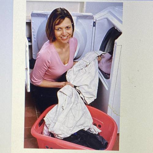 Select the chore that best describes this image.

ОА.
lavar la ropa
OB. limpiar la casa
OC lavar l
