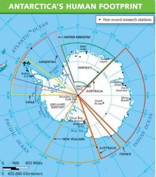 HELPPPPPP PLEASEEE

According to the map, which oceans surround Antarctica? From what central poin