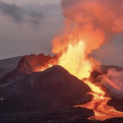 What was the longest lasting volcano eruption in the world ?