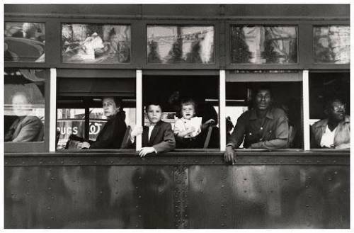 ACTIVIDAD

Elige UNA de las tres fotografías de Robert Frank para escribir un texto de no más de 1