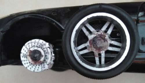 How to fix this toy car's wheel​